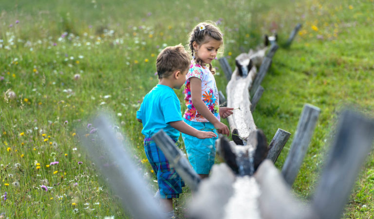 Kinder beim Wasser Spielen auf der Seiser Alm