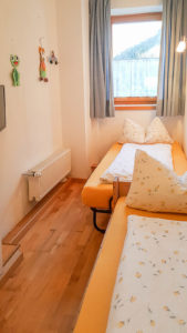 Schlafzimmer in der Ferienwohnung Ost am Koflerhof in Südtirol
