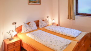 Schlafzimmer in der Ferienwohnung Ost am Koflerhof in Südtirol