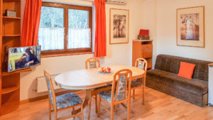 Wohnzimmer in der Ferienwohnung Ost am Koflerhof in Südtirol