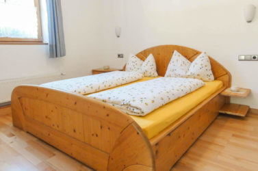Wohnzimmer in der Ferienwohnung West am Koflerhof