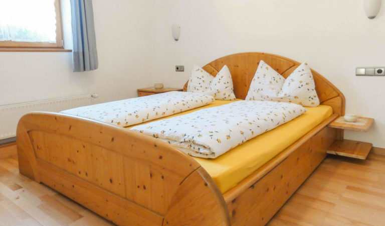 Schlafzimmer in der Ferienwohnung West am Koflerhof