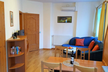 Wohnzimmer in der Ferienwohnung West am Koflerhof