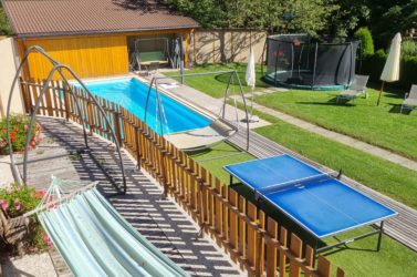 Gartenbereich mit Trampolin, Pool und Ping- Pong- Tisch