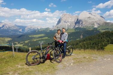 E-Bike-Tour mit Platt- und Langkofel im Hintergrund