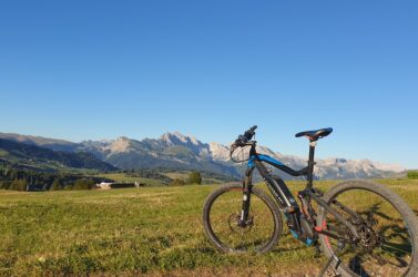 Con la e-bike sull'Alpe di Siusi