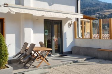Privater Außenbereich mit Tisch, Stühlen und Grill
